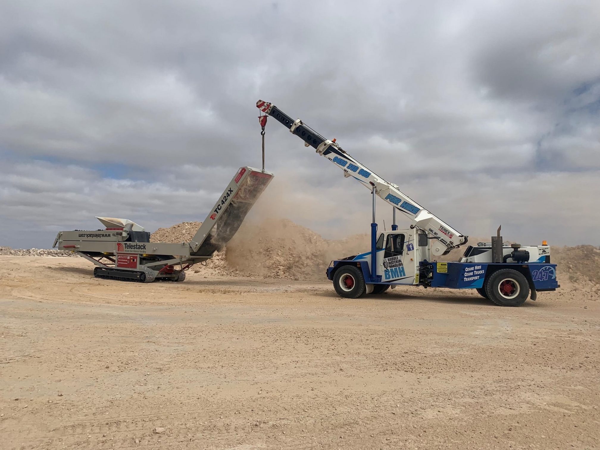 Franna folding up a crusher screen in Murray Bridge